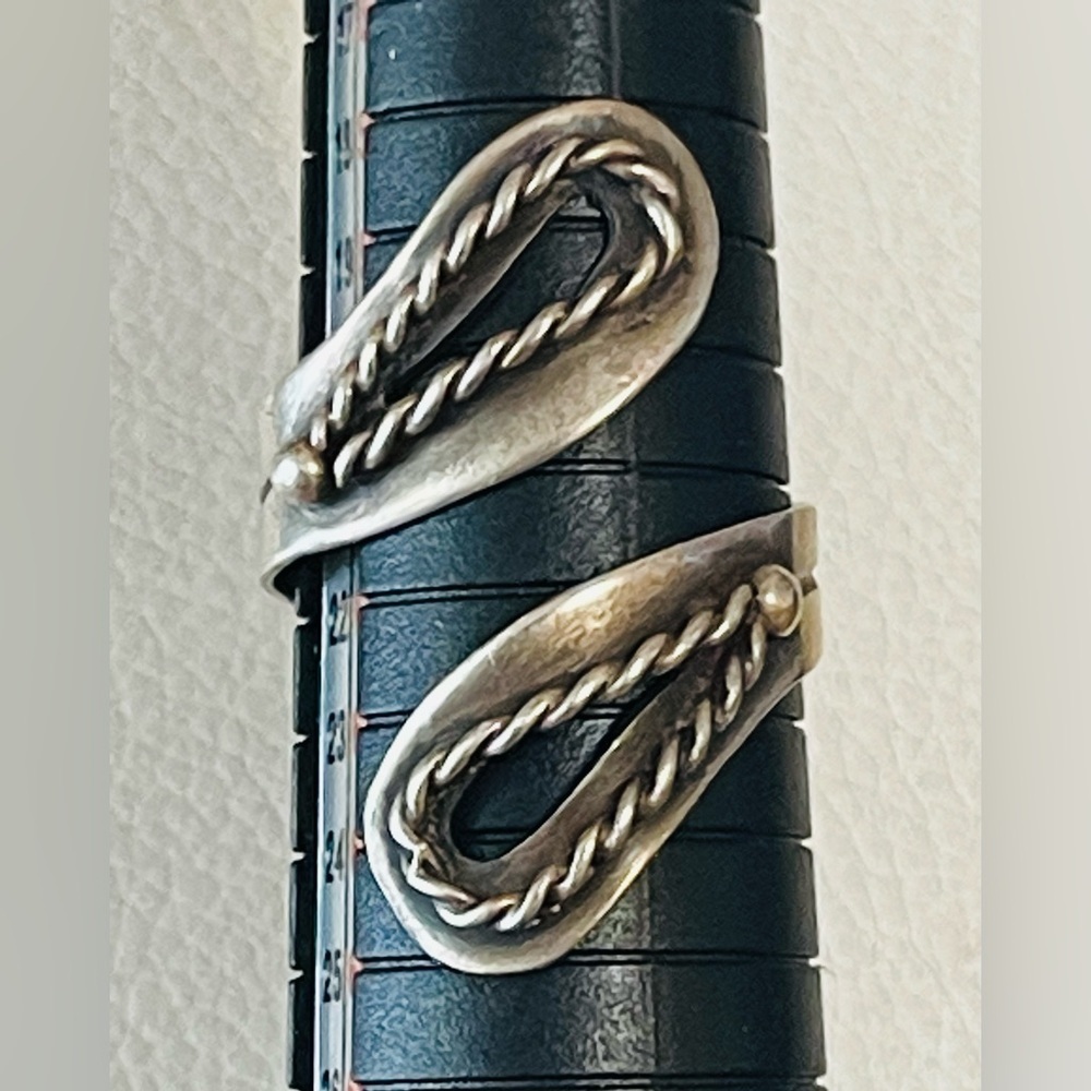 VTG SOUTHWEST STERLING Silver
WRAP BYPASS RING SZ 10-17-12
Adjustable